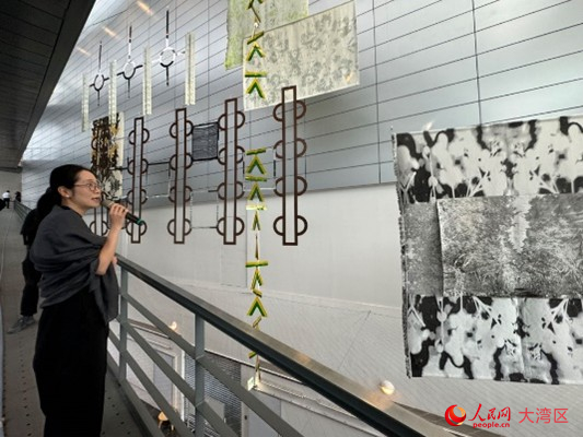 主場(chǎng)展策展團(tuán)隊(duì)介紹位于樓層過(guò)道空間的展品。人民網(wǎng)記者 富子梅攝