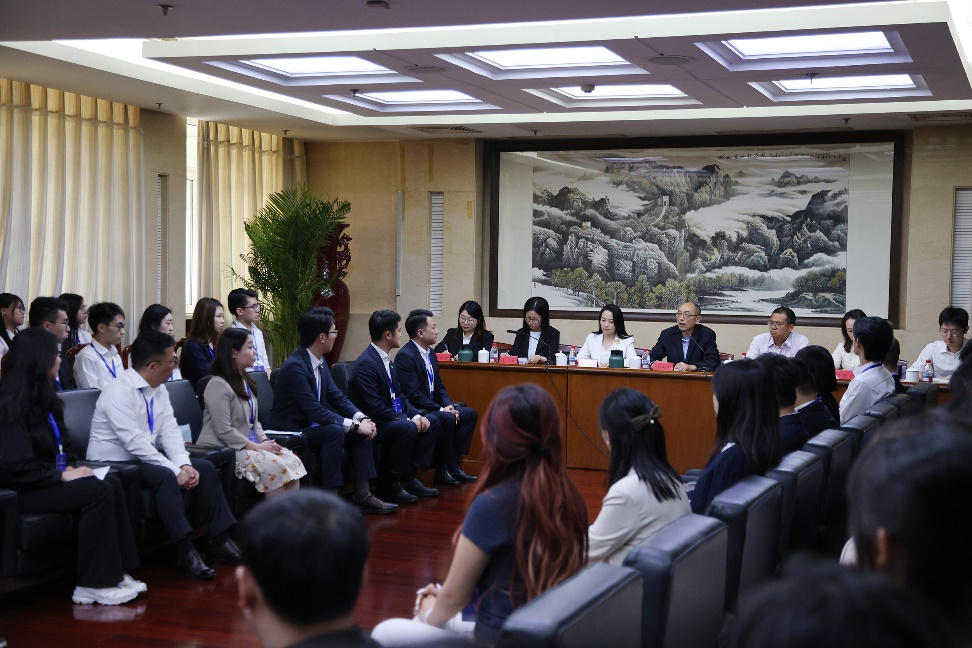 圖為交流周學(xué)員拜訪中央港澳辦并舉行座談會。主辦方供圖