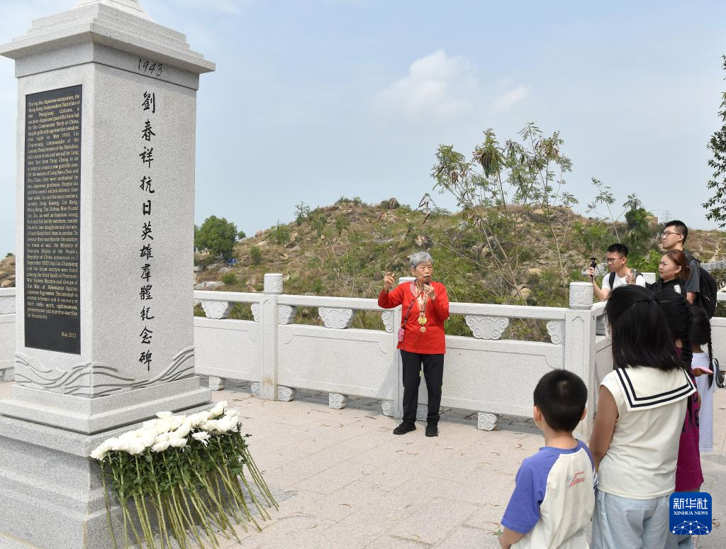 在香港新界屯門龍鼓灘的劉春祥抗日英雄群體紀念碑前，90歲的抗日老戰(zhàn)士林珍為人們講述中國共產(chǎn)黨領導下的東江縱隊港九獨立大隊的故事（2025年3月15日攝）。新華社記者 陳鐸 攝