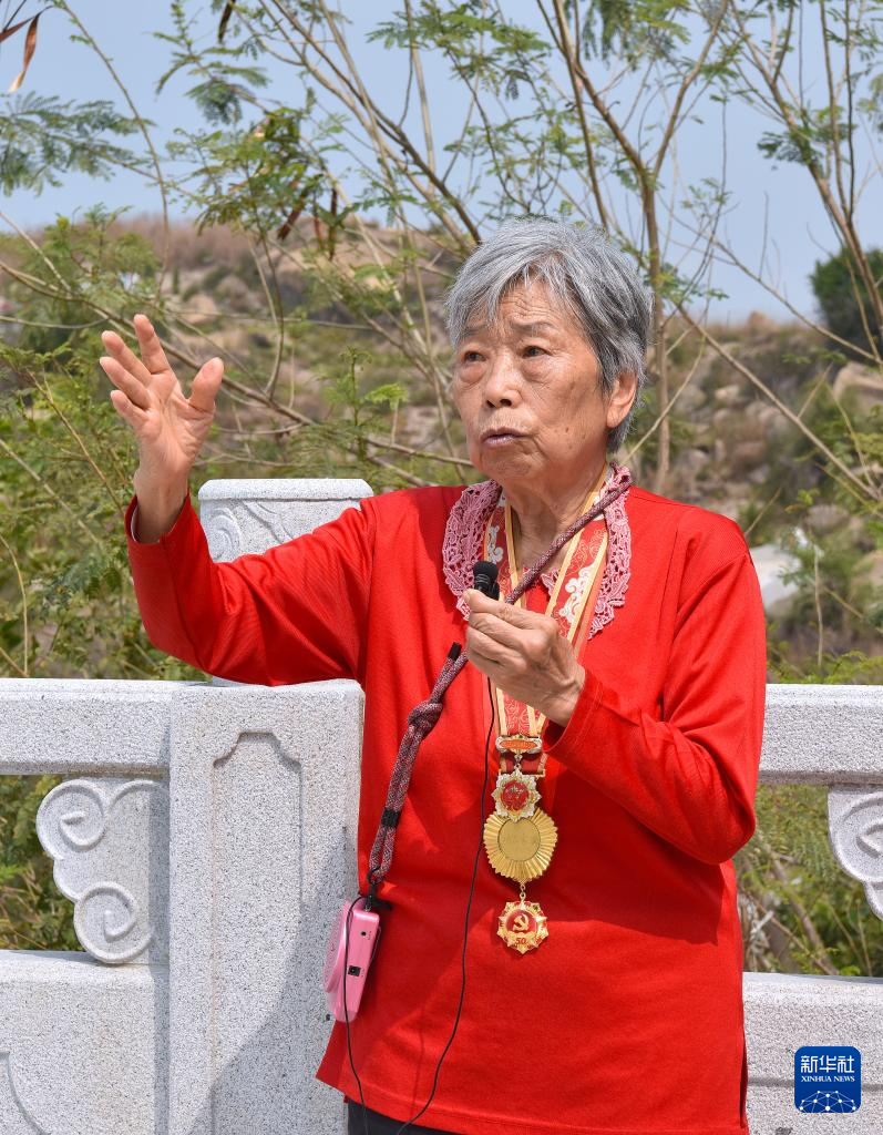 在香港新界屯門龍鼓灘的劉春祥抗日英雄群體紀念碑前，90歲的抗日老戰(zhàn)士林珍為人們講述中國共產(chǎn)黨領導下的東江縱隊港九獨立大隊的故事（2025年3月15日攝）。新華社記者 陳鐸 攝