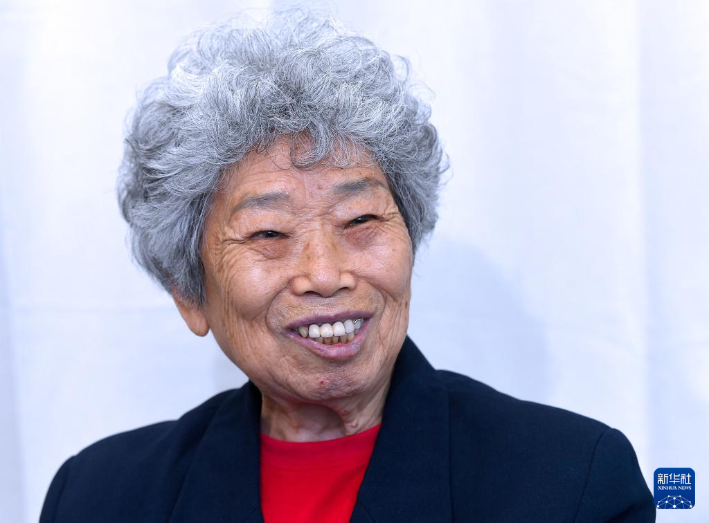 6月24日，在香港屯門欣田邨服務處，90歲的抗日老戰(zhàn)士林珍接受記者采訪。新華社記者 陳鐸 攝