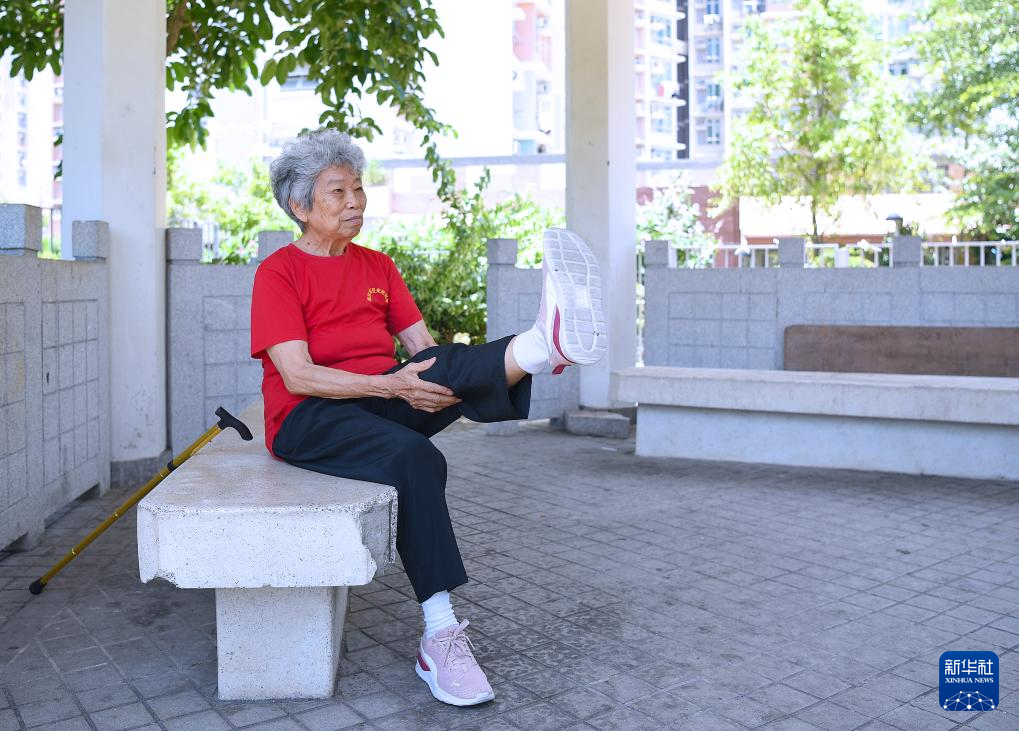 6月24日，香港屯門欣田邨，90歲的抗日老戰(zhàn)士林珍在鍛煉身體。新華社記者 陳鐸 攝