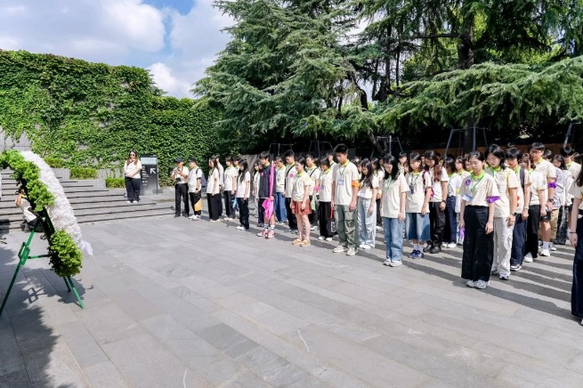 圖為交流營(yíng)全體師生在紀(jì)念館廣場(chǎng)舉行肅穆的祭奠儀式。（主辦方供圖）