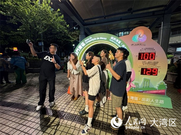 圖為澳門居民與全運會倒計時牌合影留念。人民網記者 富子梅攝