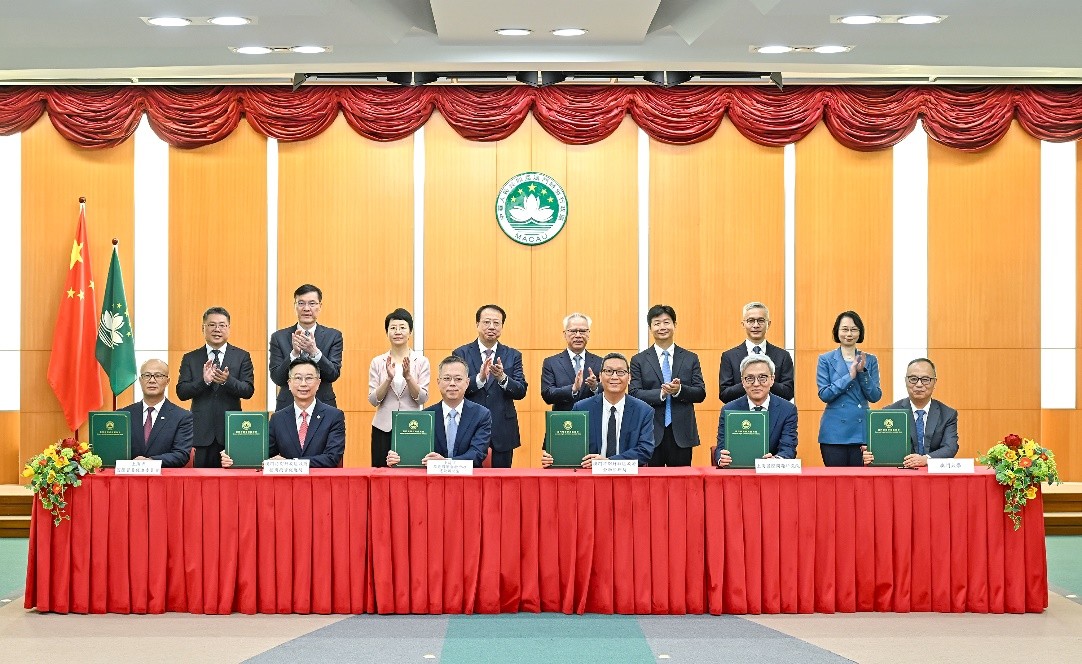 圖為岑浩輝、龔正等見(jiàn)證澳滬兩地代表簽署多份合作協(xié)議。澳門(mén)特區(qū)新聞局供圖