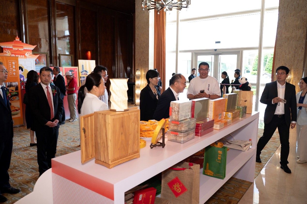 上海非遺美食在澳門展示，吸引眾人駐足觀看品嘗。主辦方供圖