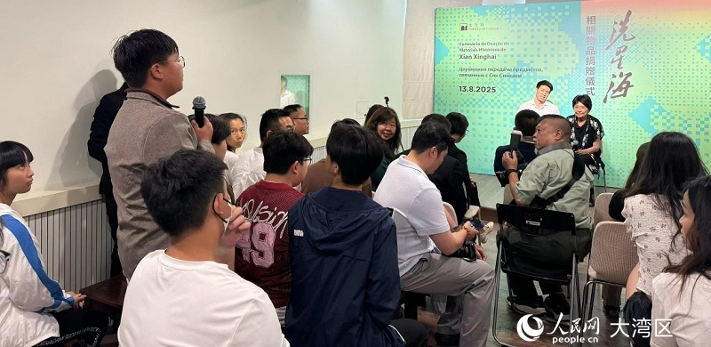 參加捐贈(zèng)儀式的澳門(mén)中學(xué)生與拜卡達(dá)莫娃現(xiàn)場(chǎng)交流。人民網(wǎng)記者 富子梅攝