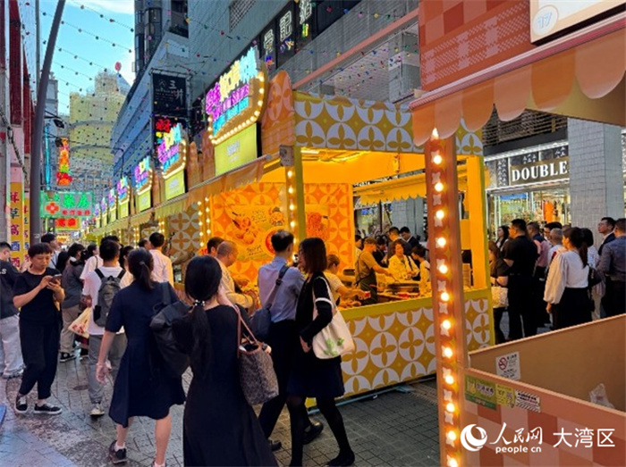 圖為剛剛開幕的市集現(xiàn)場，游人絡(luò)繹不絕。人民網(wǎng)記者 富子梅攝