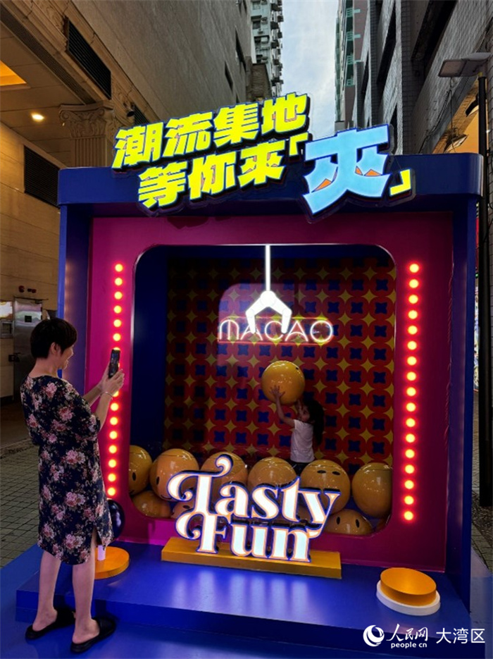圖為游人在打卡裝置處拍照留影。人民網(wǎng)記者 富子梅攝
