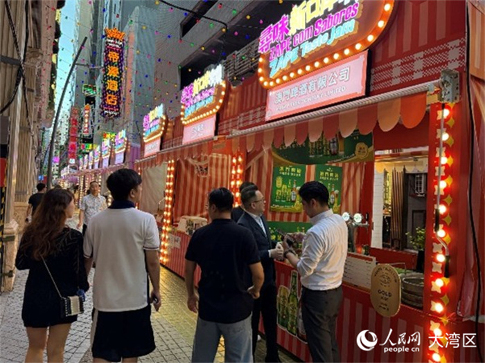 圖為游人在市集購買飲品。人民網(wǎng)記者 富子梅攝