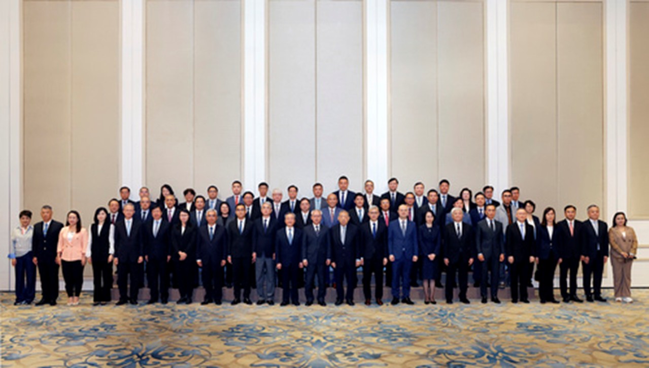 圖為岑浩輝與第七屆立法會(huì)全體議員合影。澳門特區(qū)政府新聞局供圖