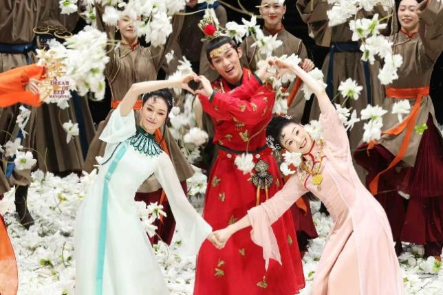 圖為主要演員向觀眾謝幕。主辦方供圖