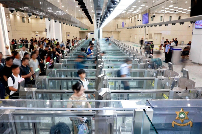 圖為橫琴口岸驗放大廳的自助通道。澳門特區(qū)治安警察局供圖