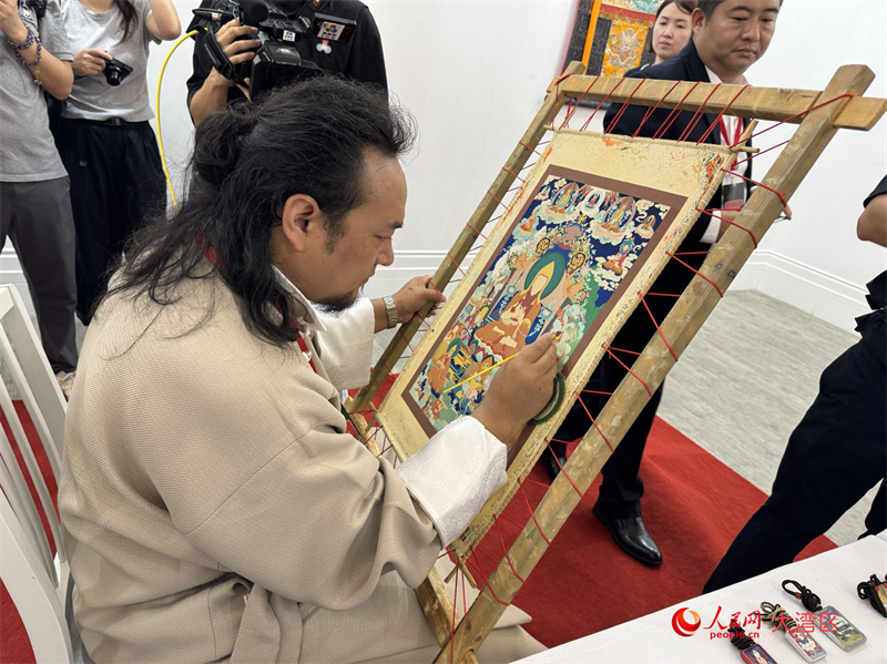 圖為專程來澳的唐卡畫師現(xiàn)場(chǎng)展示技藝。人民網(wǎng)記者 富子梅攝