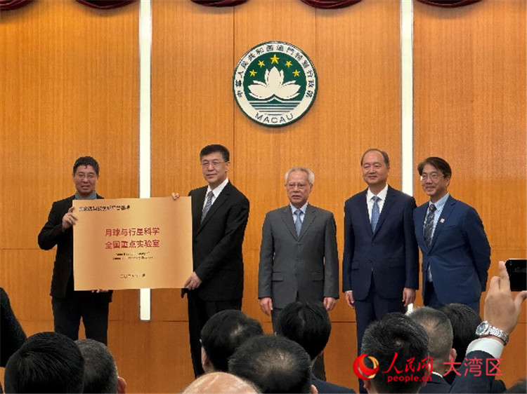 圖為陰和俊向月球與行星科學(xué)全國重點實驗室授牌。人民網(wǎng)記者 富子梅攝