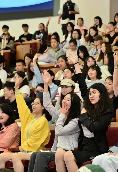 圖為同學(xué)們踴躍提問，現(xiàn)場氣氛熱烈。主辦方供圖