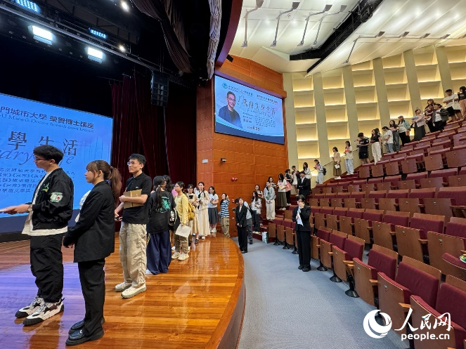 圖為等待簽名的同學(xué)們排起長隊(duì)。人民網(wǎng) 記者富子梅攝