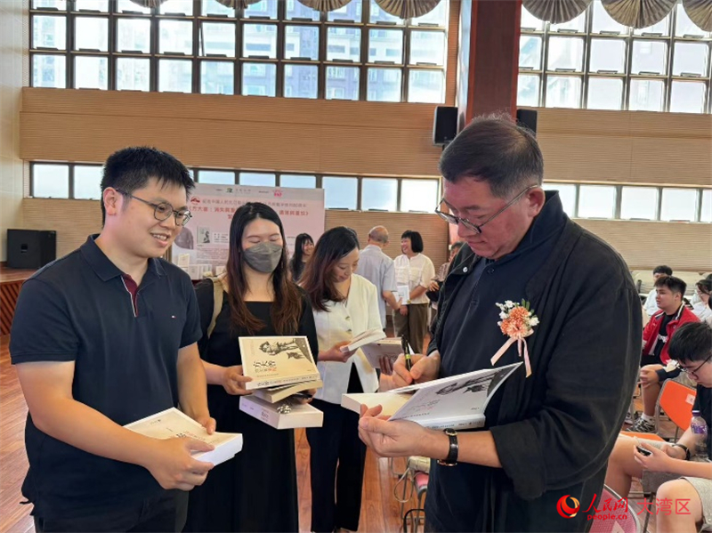 圖為馮雪松為繁體版新書讀者簽名。人民網(wǎng)記者 富子梅攝