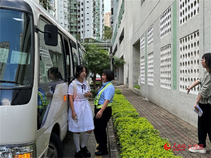 圖為澳門培華中學(xué)高一年級葉栩栩同學(xué)乘坐專車到達(dá)學(xué)校。（本報(bào)記者富子梅攝）