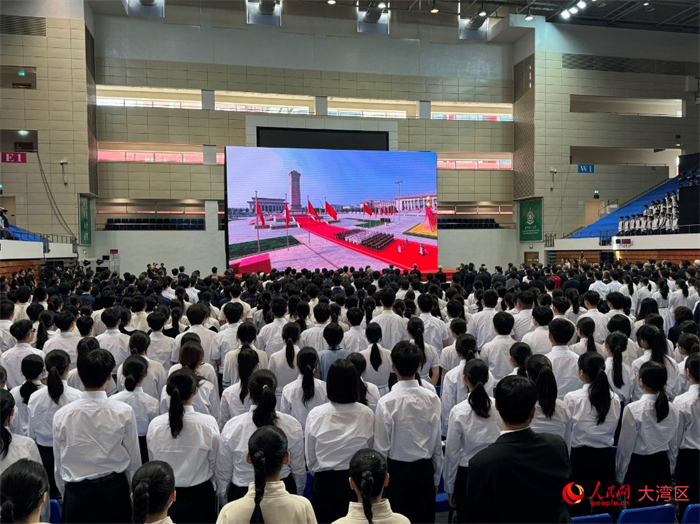 澳門(mén)特區(qū)政府官員、青年學(xué)生代表及社會(huì)各界人士在澳門(mén)理工大學(xué)觀看紀(jì)念大會(huì)直播。人民網(wǎng)記者 富子梅攝