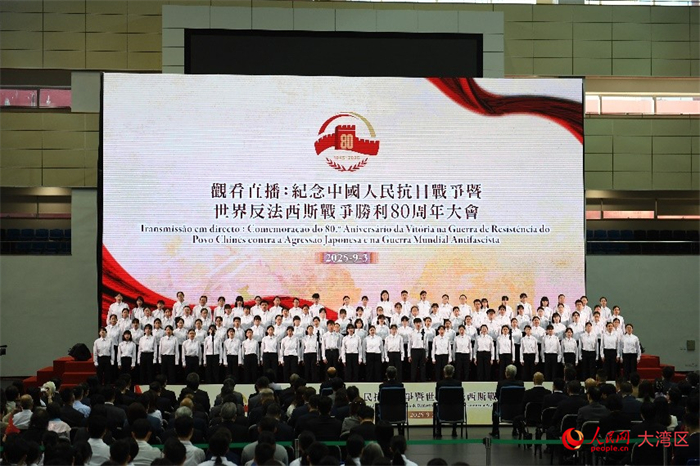直播紀(jì)念大會(huì)開(kāi)始前，學(xué)生合唱團(tuán)演唱《追尋》《如愿》等歌曲。人民網(wǎng)記者 富子梅攝