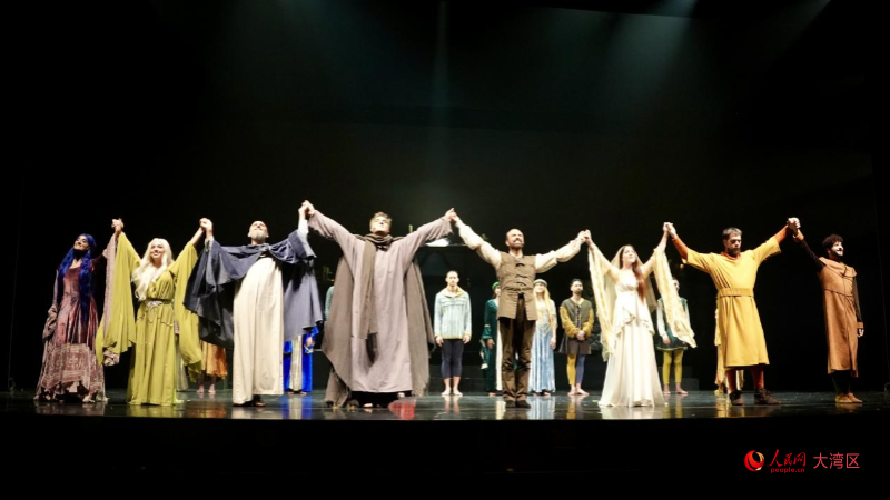 意大利音樂(lè)劇《神曲》演員謝幕。人民網(wǎng) 嚴(yán)小晶攝