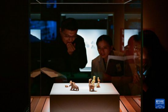  9月24日，媒體人員在香港故宮文化博物館“中華文明溯源”特展媒體預(yù)展上參觀。新華社記者 朱煒 攝