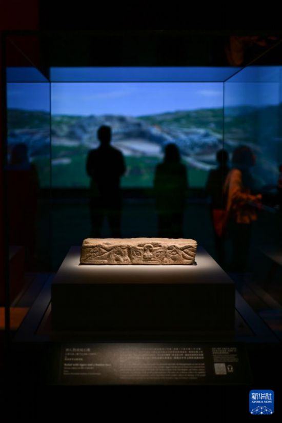   9月24日，媒體人員在香港故宮文化博物館“中華文明溯源”特展媒體預(yù)展上參觀。新華社記者 朱煒 攝