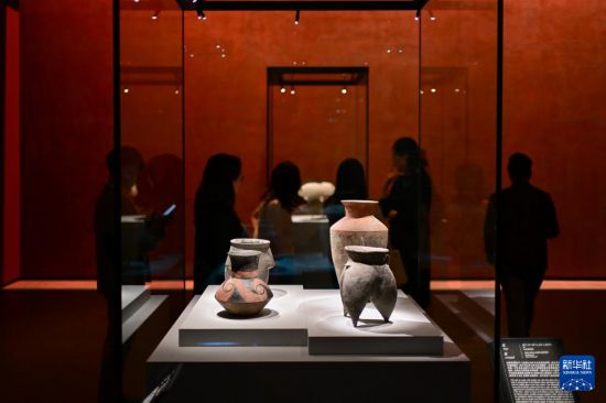 9月24日，媒體人員在香港故宮文化博物館“中華文明溯源”特展媒體預(yù)展上參觀。新華社記者 朱煒 攝