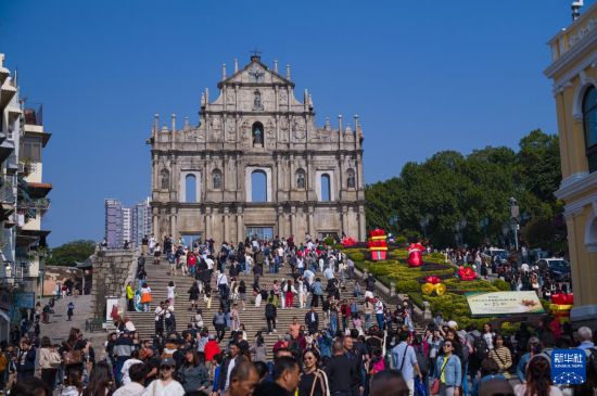 人們?cè)诎拈T大三巴牌坊瀏覽（12月7日攝）。新華社發(fā)（張金加攝）