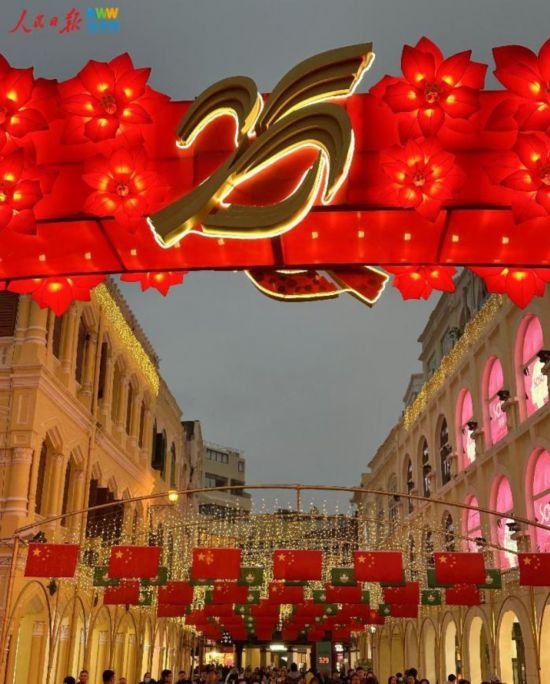 12月15日，在澳門街頭，鮮艷的五星紅旗和澳門特區(qū)區(qū)旗迎風(fēng)飄揚(yáng)。（海外網(wǎng) 牛寧 攝）