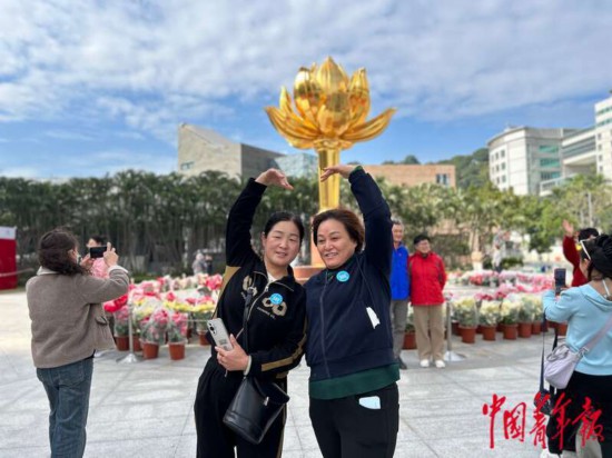 12月16日，在澳門金蓮花廣場上，游客們爭相在這里打卡拍照。中青報·中青網(wǎng)記者 寧迪/攝