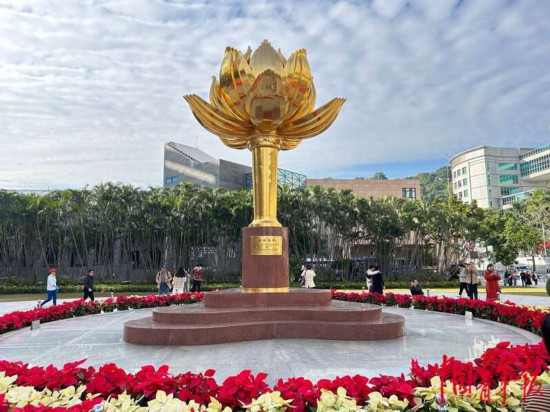 澳門金蓮花廣場上已經(jīng)擺上鮮花，喜迎澳門回歸祖國25周年。中青報·中青網(wǎng)記者 寧迪/攝