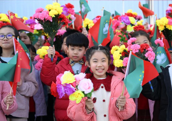 12月18日下午，中共中央總書記、國家主席、中央軍委主席習近平乘專機抵達澳門，出席將于20日舉行的慶祝澳門回歸祖國25周年大會暨澳門特別行政區(qū)第六屆政府就職典禮，并視察澳門。這是歡迎人群。新華社記者 謝環(huán)馳 攝