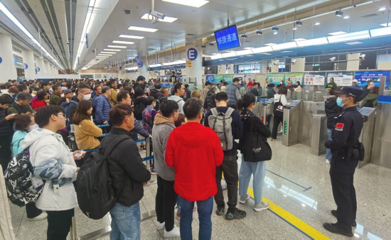 不少香港旅客經(jīng)深圳各口岸到其他大灣區(qū)城市游玩。黃俊生攝