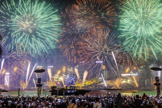 跨年夜，市民旅客在香港維多利亞港一起倒數(shù)，迎接2025年。香港旅游發(fā)展局供圖