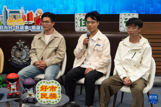   2月17日，何金淼（左）、溫建彬（右）和王皓霖在香港灣仔警察總部接受媒體采訪。新華社發(fā)（龍鏡伊攝）