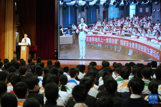   4月9日，在“京港兩地共上一堂國(guó)安課”活動(dòng)上，香港培僑中學(xué)學(xué)生通過(guò)視頻連線和北京人大附中分校學(xué)生互動(dòng)交流。新華社發(fā)（王申攝）