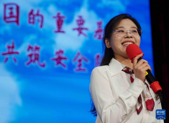   4月9日，在香港培僑中學(xué)，北京人大附中分校教師高維陽(yáng)以“守護(hù)文明星火 共筑安全防線”為主題，為學(xué)生講解國(guó)家安全相關(guān)內(nèi)容。新華社發(fā)（王申攝）