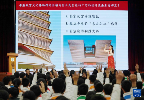  4月9日，在香港培僑中學(xué)，北京人大附中分校教師高維陽(yáng)在活動(dòng)上提出活躍氣氛的問(wèn)題，學(xué)生踴躍舉手回答。新華社發(fā)（王申攝）