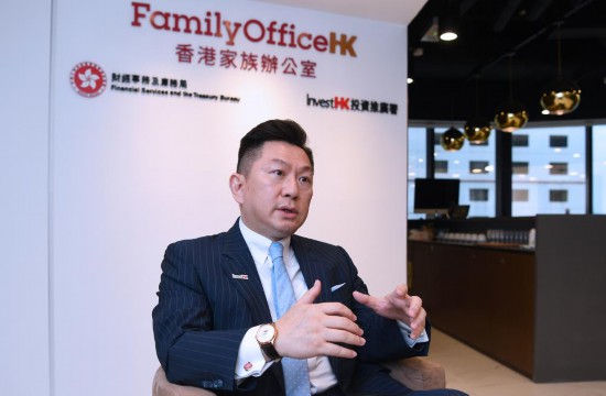 4月10日，香港投資推廣署家族辦公室環(huán)球總裁方展光接受新華社記者專訪。新華社記者 陳鐸 攝