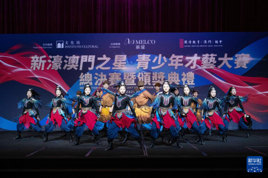   4月12日，澳門學(xué)生在第三屆“澳門之星—青少年才藝大賽”總決賽暨頒獎典禮上表演。新華社發(fā)（張金加攝）