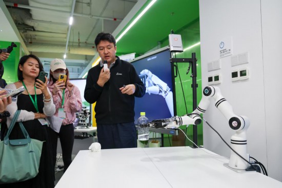 4月23日，他山科技CEO馬揚(yáng)展示公司產(chǎn)品在機(jī)器人領(lǐng)域的應(yīng)用。新華社記者 梁旭 攝