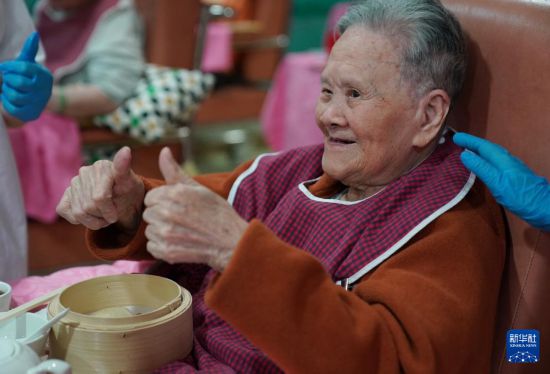 5月24日，在香港松悅園耆和護(hù)養(yǎng)院，老人家對(duì)“茶樓”的餐飲服務(wù)贊不絕口。新華社發(fā)（王申 攝）