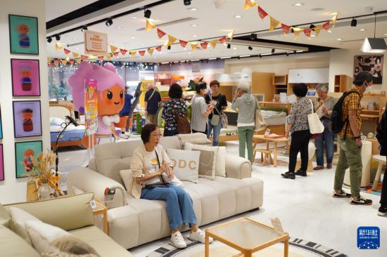 “618”期間，內(nèi)地電商平臺在香港舉辦線下市集，展示熱銷商品，提供“線下試用、線上下單”服務，吸引大批市民參與（6月16日攝）。新華社發(fā)（郭辛攝）
