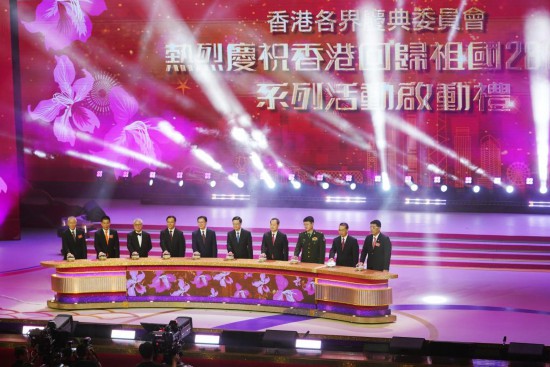 6月30日，嘉賓在香港體育館共同拉開慶祝香港回歸祖國(guó)28周年活動(dòng)序幕。新華社發(fā)（王申攝）