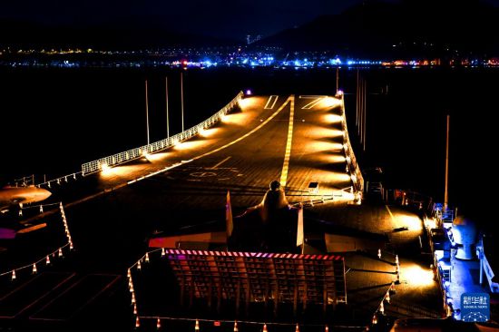 錨泊在維多利亞港的山東艦夜景（無人機(jī)照片，7月4日攝）。新華社發(fā)（蒲海洋 攝）