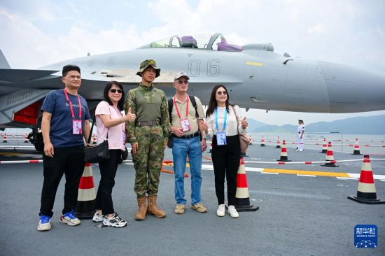 7月5日，民眾在海軍山東艦上留影。新華社記者 朱煒 攝