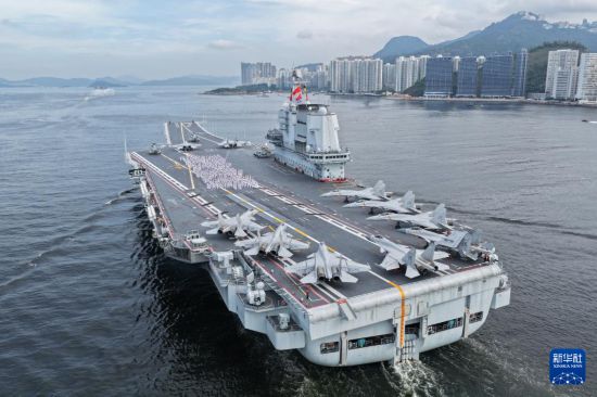7月3日，中國(guó)海軍山東艦航母編隊(duì)抵達(dá)香港。這是山東艦官兵在飛行甲板上列隊(duì)排出“國(guó)安家好”字樣（無(wú)人機(jī)照片）。新華社發(fā)（蒲海洋 攝）