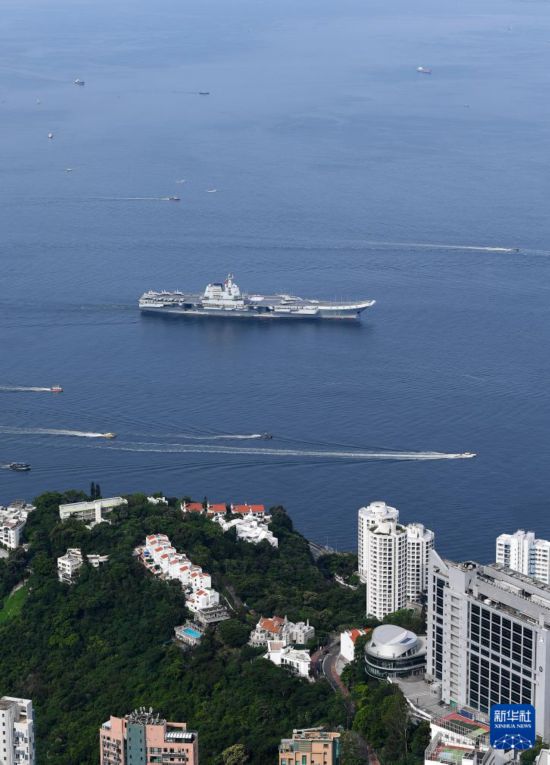 7月3日，中國海軍山東艦航母編隊(duì)抵達(dá)香港。這是山東艦行進(jìn)在香港水域。新華社記者 陳鐸 攝